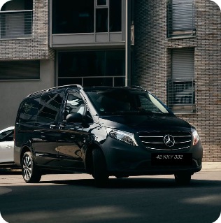 VIP transfer için siyah Mercedes minivan seçeneği